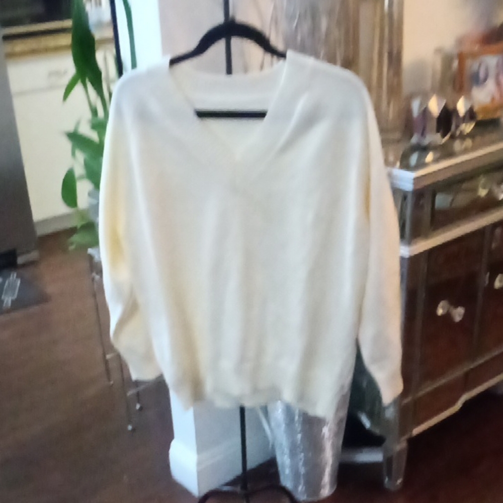 A:Cozy Cream V-Neck Sweater Lightweight Knit